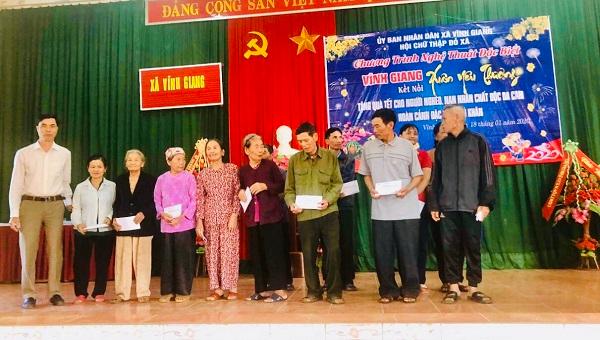Vĩnh Giang trao tặng 757 suất quà cho các gia đình chính sách và những hộ gia đình có hoàn cảnh khó khăn nhân dịp Tết Nguyên đán Canh Tý năm 2020