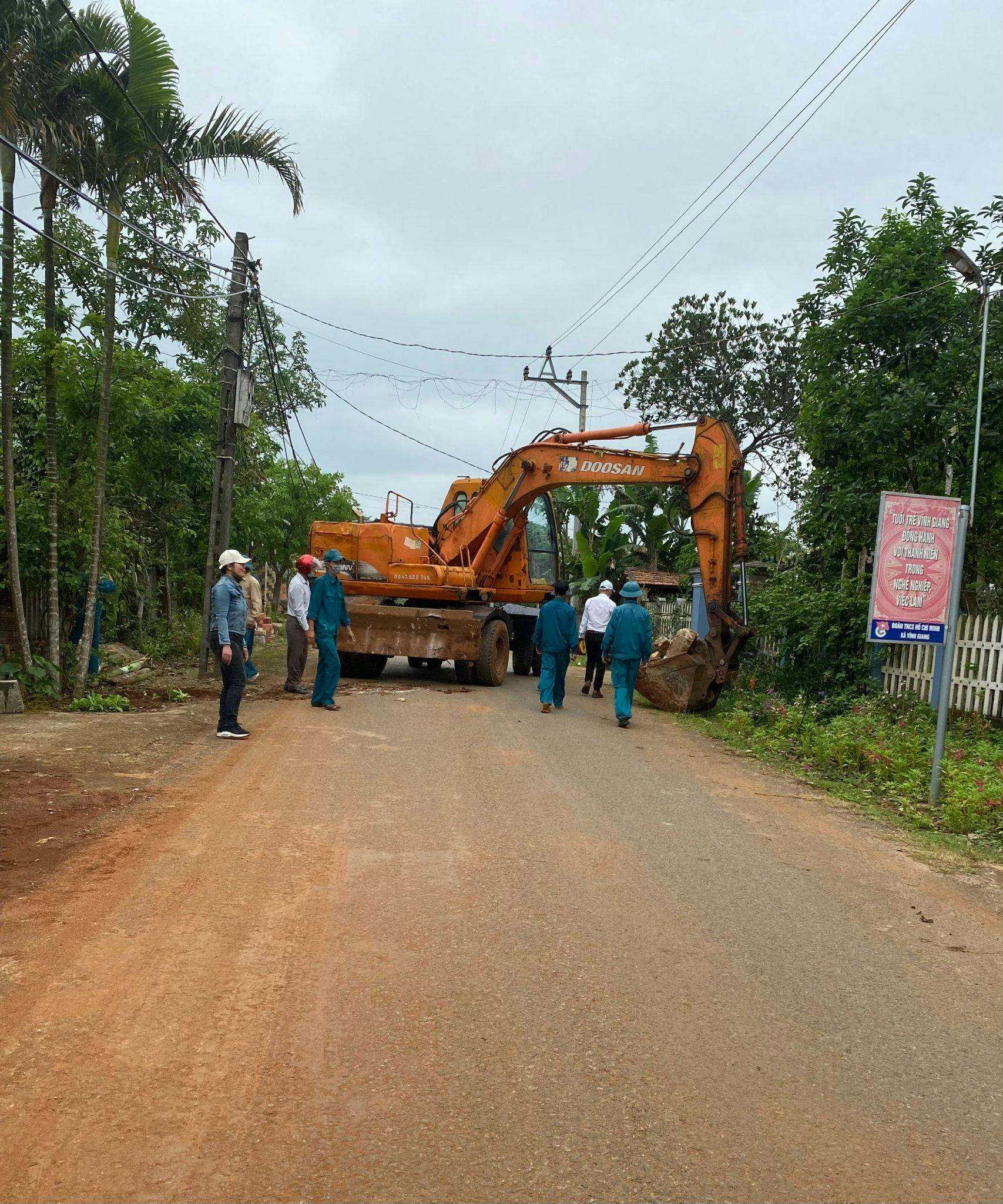 Xã Vĩnh Giang: Ra quân đợt cao điểm giải tỏa lấn chiếm hành lang an toàn giao thông, vệ sinh môi trường; xây dựng xã đạt chuẩn nông thôn mới nâng cao